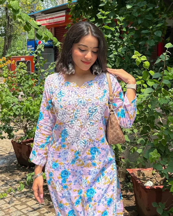 Door hand-embroidered malmal Kurti