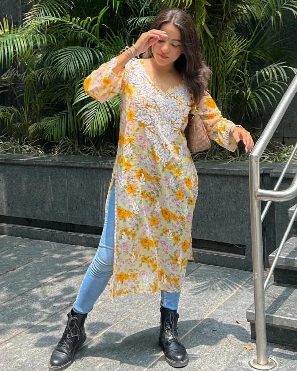 Door hand-embroidered malmal Kurti