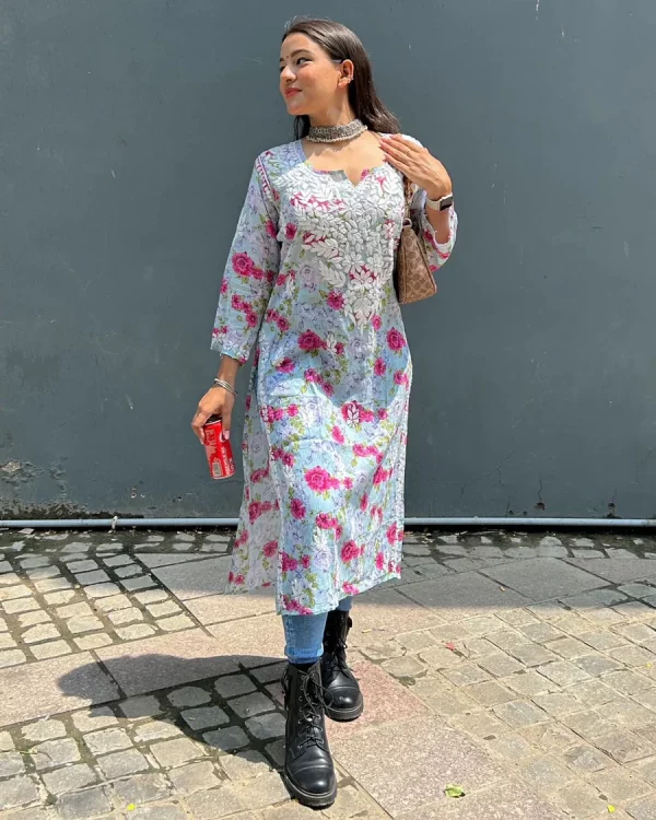 Door hand-embroidered malmal Kurti